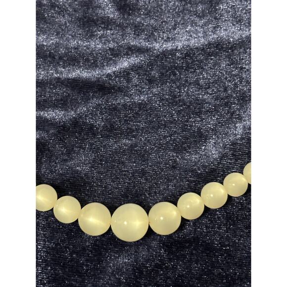 Vintage 60's Moonglow Beads Necklace White Lucite Graduated Deco - Picture 4 of 4